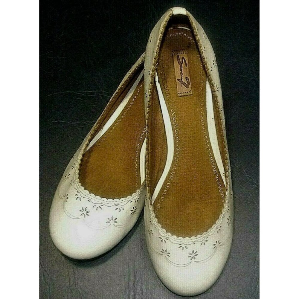 SEVEN 7 LADIES FLATS WHITE FLORAL ETCHING 8.5